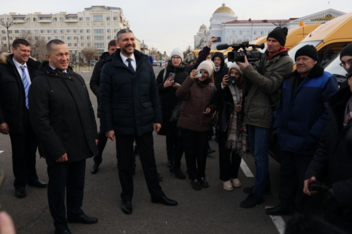    Юрию Трутневу показали автобусы, которые поступили для школ Забайкалья