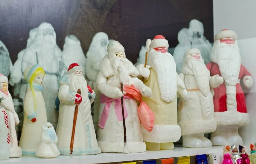 выставка деда мороза и снегурочки. выставка фигурок ростов на дону. музей игрушки великий устюг. дед мороз под елку ссср. советская снегурочка под елку.