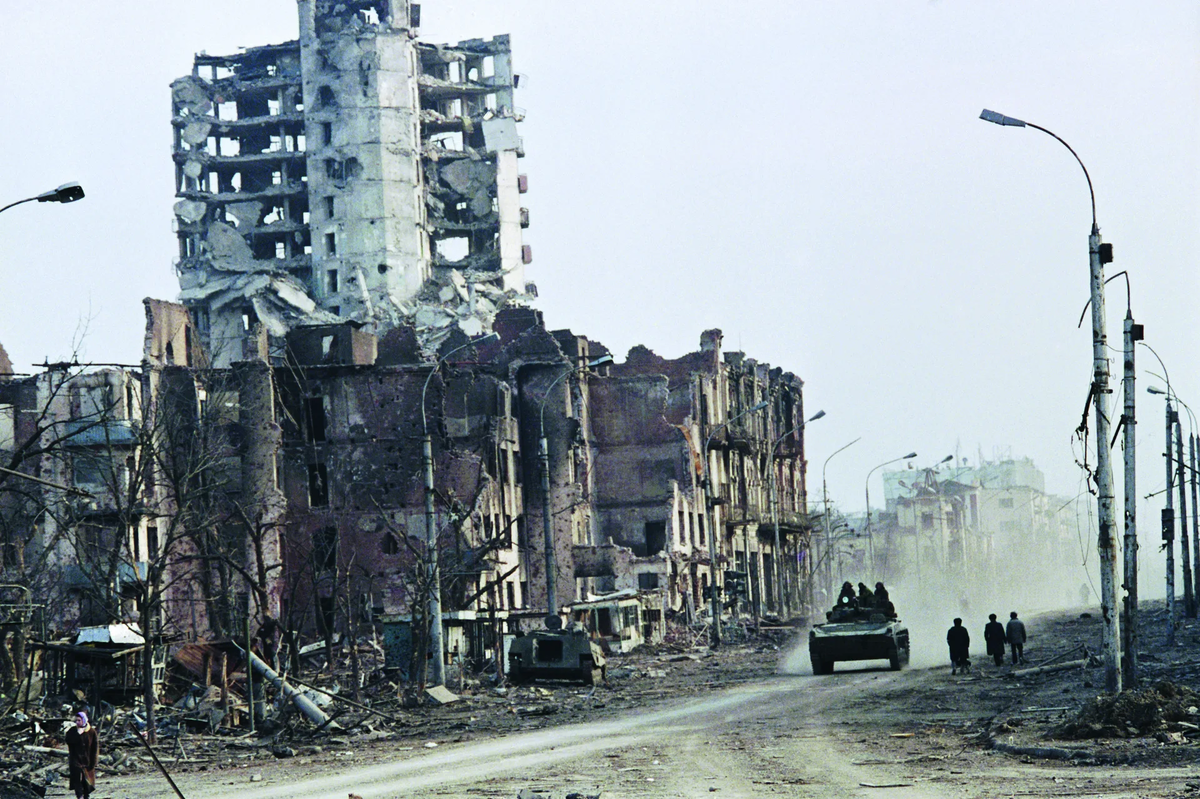 Какая столица была разрушена. Площадь минутка Чечня 1995. Грозный 2001. Грозный 1995 сверху. Чеченская Республика 1995