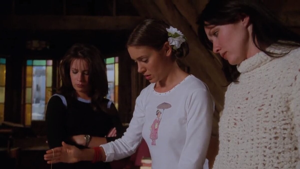 Сестры ищут Туафу с помощью кристалла.