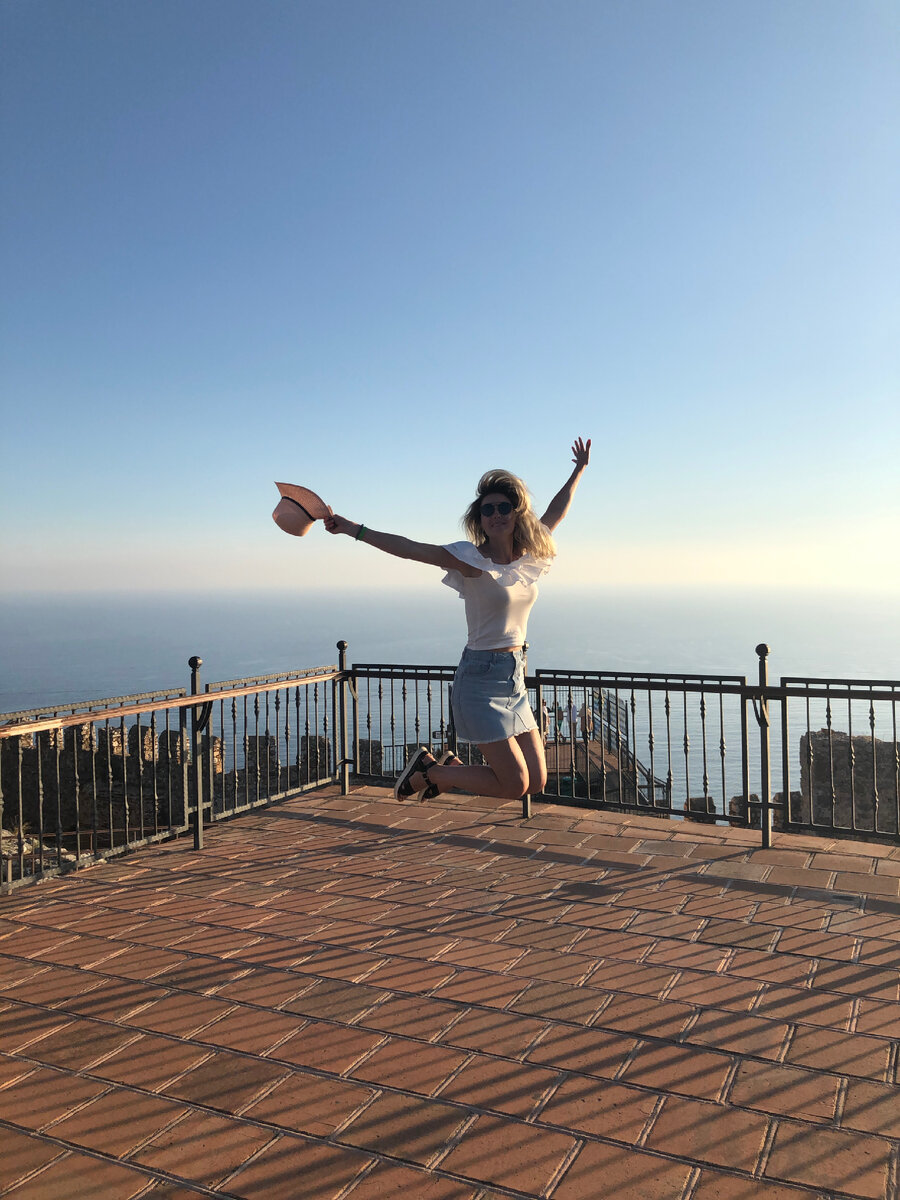 Эта история из моей жизни о том как важно слушать себя и свои истинные чувства и эмоции и следовать им, как важно уметь слышать пространство вокруг себя и следовать ему💫
В последние годы совместной жизни я и мой первый муж создавали видимость семьи, но на самом деле каждый уже проживал свою жизнь. Он проживал свою жизнь на работе, в кругу своих друзей и иных людей. Моя же жизнь была сосредоточена на детях, доме, работе. На иные развлечения у меня просто не хватало времени и сил и желания. 
Я понимала что это уже не семья, и мы давно друг для друга муж и жена номинально. Но я боялась сделать первый шаг к разрыву отношений, к разводу, боялась переехать, страх овладевал мной и сковывал меня. Меня не устраивало то положение дел, но я терпела, я боялась и чего то ждала и надеялась. Страх неизвестности и неопределенности не давал здраво мыслить, по взрослому. Я много анализировала и рассуждала, а куда я поеду, а где я с детьми буду жить, а будет ли мне где то там комфортно. Я жила в конфликте сама с собой так долго что для меня это стало привычным моим состоянием. Моего первого мужа всё устраивало, он молчал. 
Я даже не представляю как долго ещё бы  я продержалась в таком состоянии, но в определенный момент само пространство вокруг начало закручиваться таким образом что сложившаяся ситуацию начала трансформироваться. События и обстоятельства сложились так, что по сути, мне пришлось сделать этот первый шаг, у меня уже не было выбора. 
Я знала много тайн своего первого мужа, знала его сомнительные истории. 
Но именно в тот период моей жизни, судьба решила мне приоткрыть занавес ещё одной истории. Эту историю рассказал он мне сам, в порыве злости и агрессии, проявилась новая правда, которая жила с ним уже почти два года. И это правда скрывалась таким тщательным образом, что я даже не догадывалась об этой правде. Несмотря на то, что на тот момент отношения с моим первым мужем уже были испорчены окончательно, это правда всё же оказалось для меня настоящим предательством, эту правду мне было очень сложно пережить, я просто замолчала на несколько недель в прямом смысле этого слова, всё как будто провалилось и осталась одна тишина и глубокое равнодушие и вопрос к себе «что я творю вообще такое со своей жизнью???», «куда это я плыву по течению???», «почему я позволяю кому-то разрушать меня???».
И здесь пространство решило подтолкнуть меня ещё раз и предать ускорение и в один момент в нашем доме перестаёт работать электричество на втором этаже, случаются перебои на первом этаже и через пару дней в доме отключается всё водоснабжение, вода просто перестаёт течь из скважины по непонятным причинам. 
Сам дом создал все условия и уже практически кричал мне «Люба!!! Очнись и беги!!!». 
В тот момент я уже не чувствовала ничего. Никакого страха, сожаления или обиды. Я четко знала что здесь оставаться я больше не хочу. И тогда было не важно, как оно сложится там, в будущем. Я просто знала что у меня всё будет хорошо, лучше всех. 
В один вечер я собрала все необходимые вещи, детей, мы сели в машину и уже больше никогда не вернулись в этот дом и в эту жизнь!
Уже через пару месяцев мы оформили документы на квартиру. И началась наша новая замечательная история!
Сейчас я очень благодарна своему первому мужу и дому и всем тем обстоятельствам, ведь именно они вывели меня на мой новый уровень жизни и я сейчас есть тот человек который есть и я очень сильно люблю себя и стараюсь ещё сильнее любить себя, быть верной себе, своим чувствам и эмоциям, потребностям! 
Мир это отражение себя в этом мире!!! 


