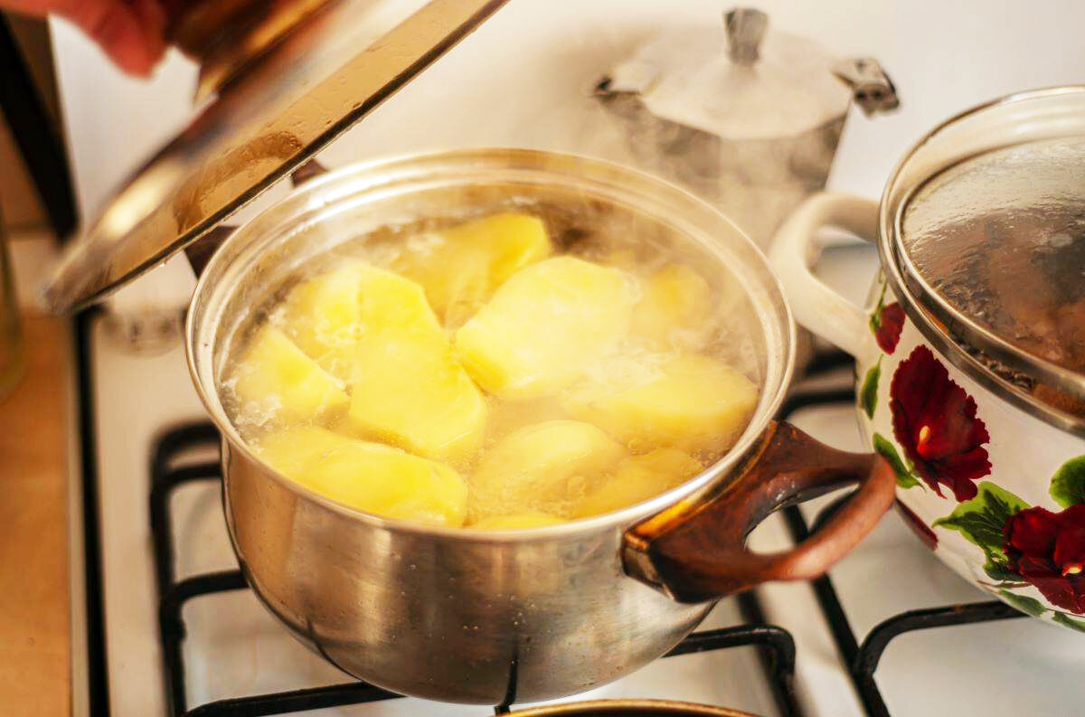 Картошка варится в кипящей воде. Картофель в воде. Варенье картофель. Чтобы картошка не разваривалась. Вода для приготовления пищи.