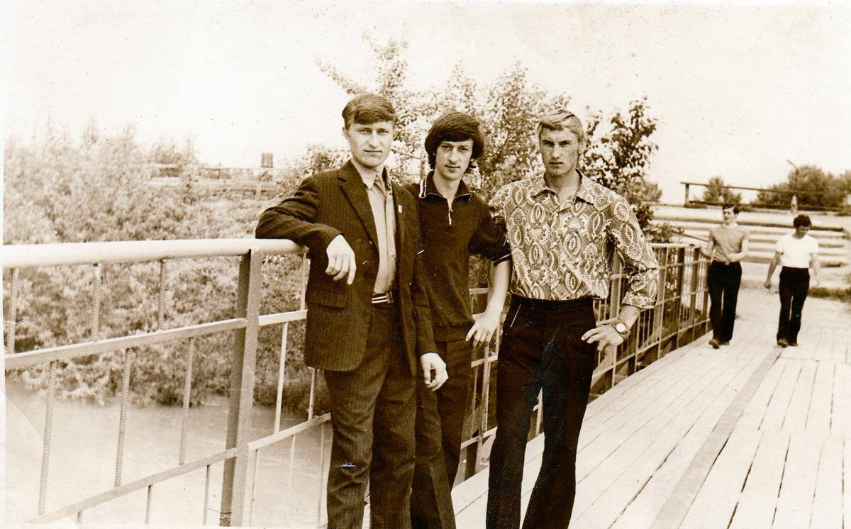 Перед игрой в  городе Зеленокумске. Краснянский крайний справа. 1974 г.
