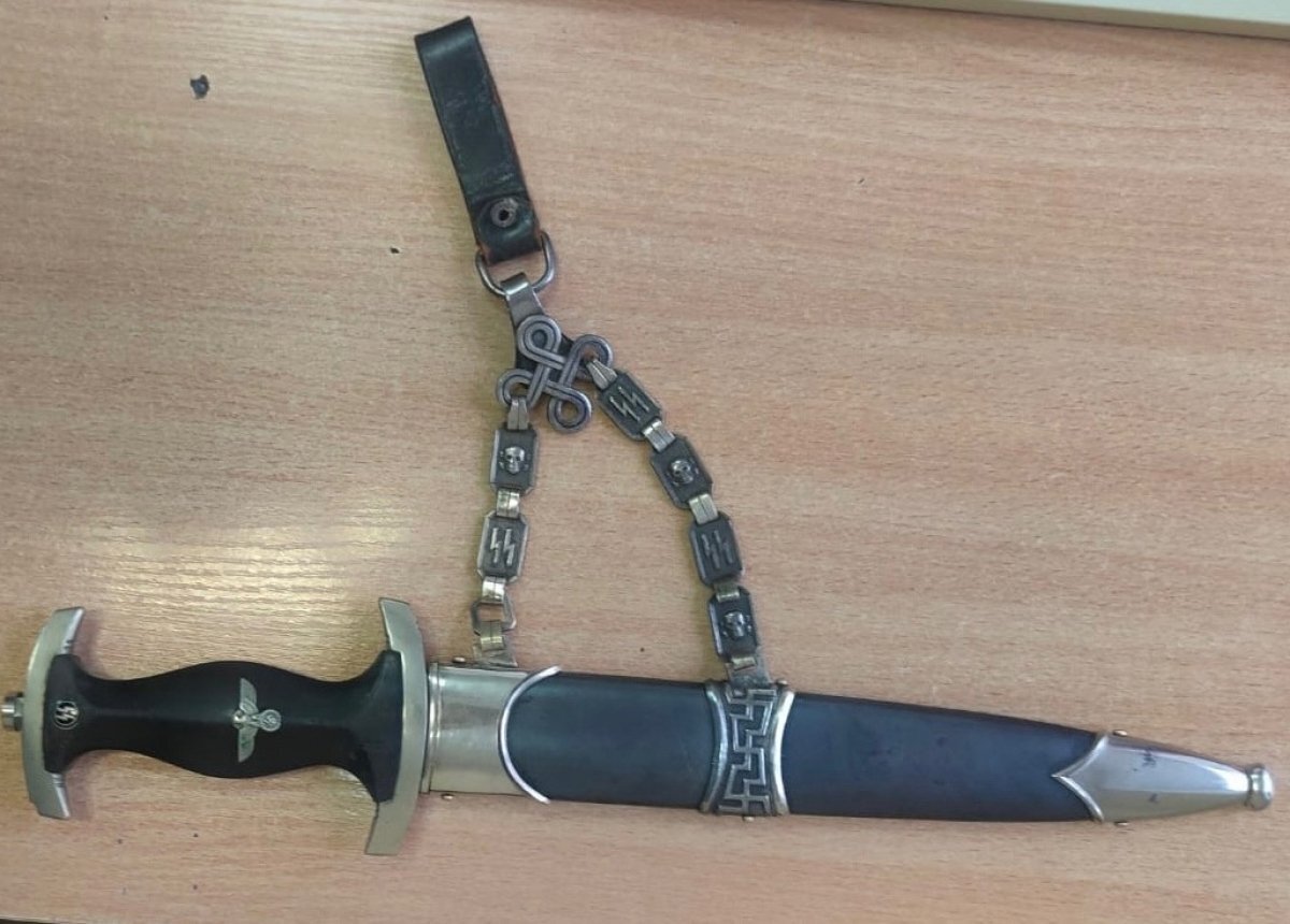    Кинжал и ножны за 240 тысяч пытался вывезти москвич через псковскую таможню