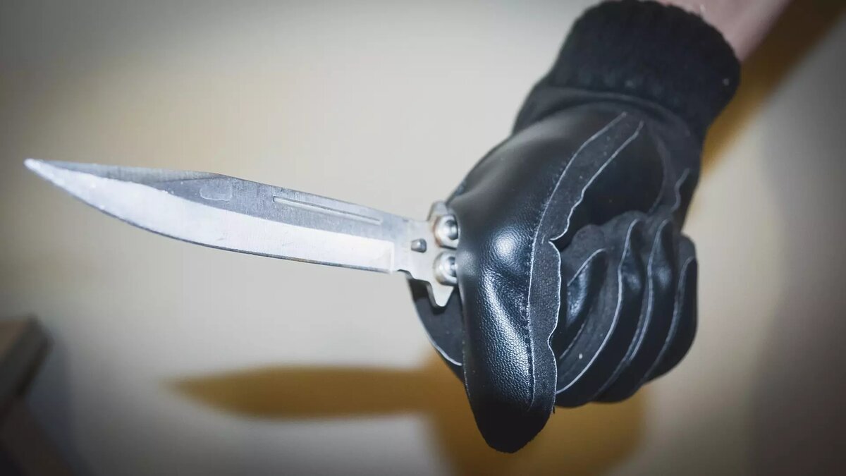     Неизвестный набросился с ножом на работника Арзамасской городской больницы в Нижегородской области во вторник, 21 ноября. Мужчина получил ранение. Ему потребовалась медицинская помощь. Об этом сообщили в пресс-службе региональной Гострудинспекции.