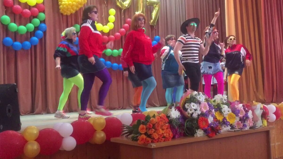 Кадр из видео с песней-переделкой «In the Army Now» («Status Quo») на последний звонок от родителей