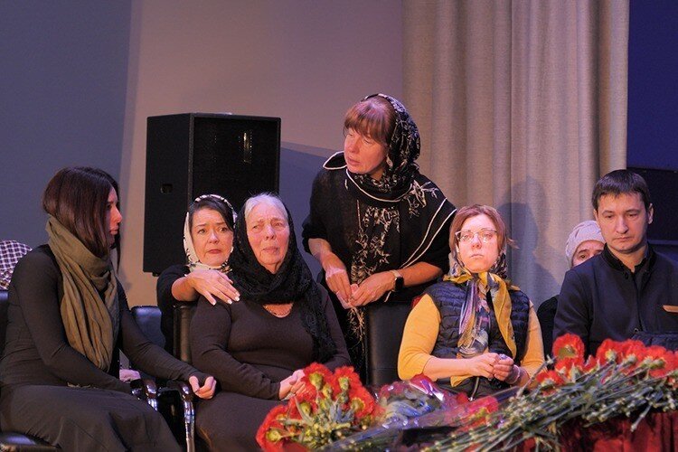    Горем убита была вдова Валентина Козарь, от слез она не могла даже разговаривать