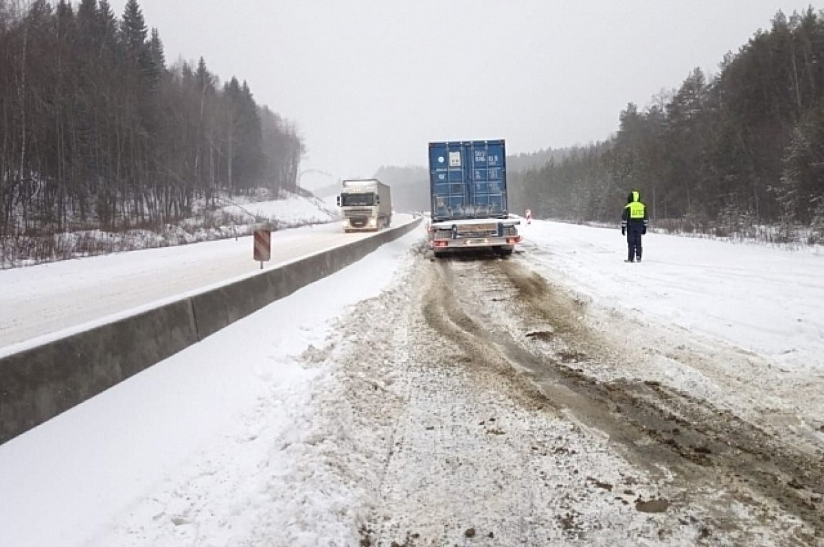    Из-за снега и плохой видимости ГИБДД ограничила движение на Пермском тракте