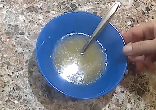 Отправьте желатин в небольшую ёмкость. Добавьте 50 мл холодной воды и позвольте настояться, пока вы готовите пюре из яблок.