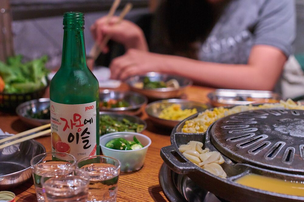 что такое соджу в корее. напиток соджу джинро. соджу корейская водка градусы. корейская водка jinro соджу. традиционная еда южной кореи сундэ.