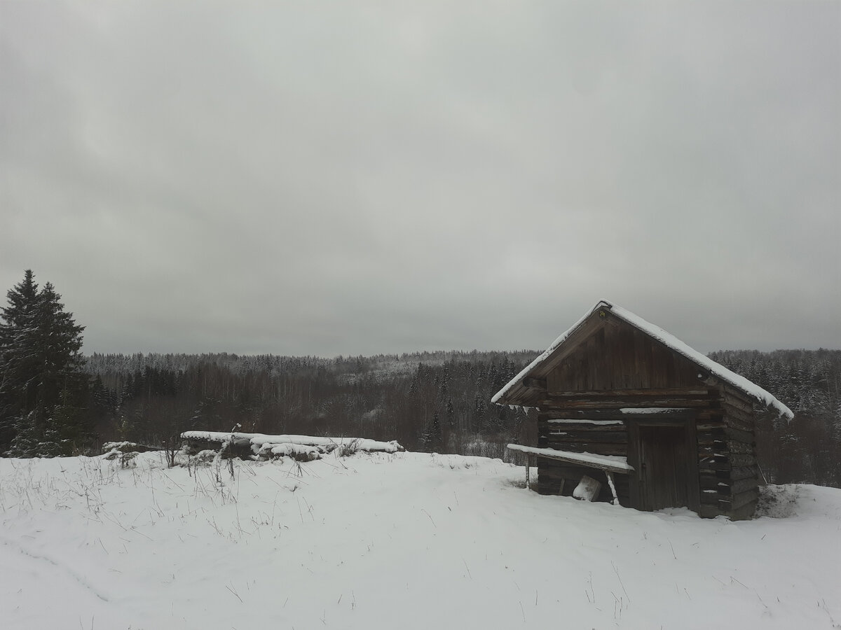 Северная деревня. Внизу протекает река.