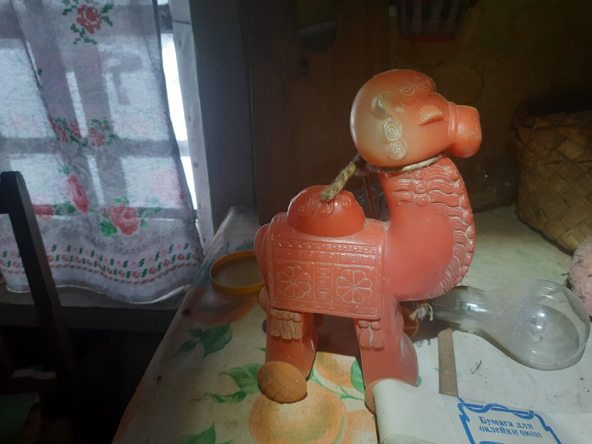 Детская игрушка. Верблюд на колёсиках.