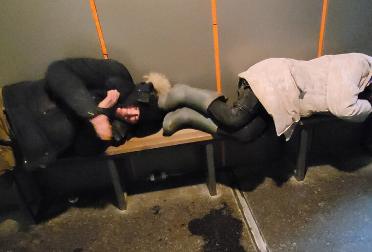    В Салехарде в теплых остановках живут бездомные