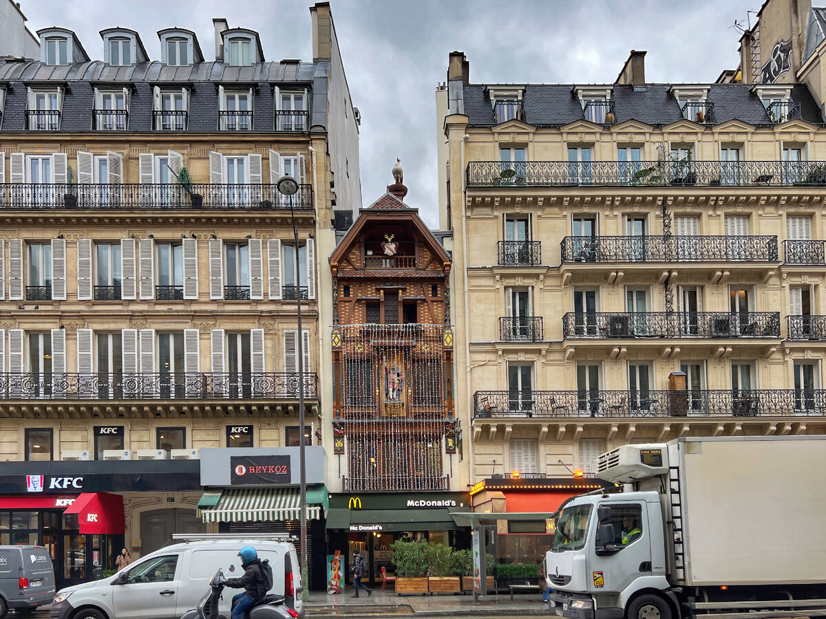 Макдональдс на улице Сен Лазар в Париже. Фото автора. Листайте галерею, чтобы увидеть больше