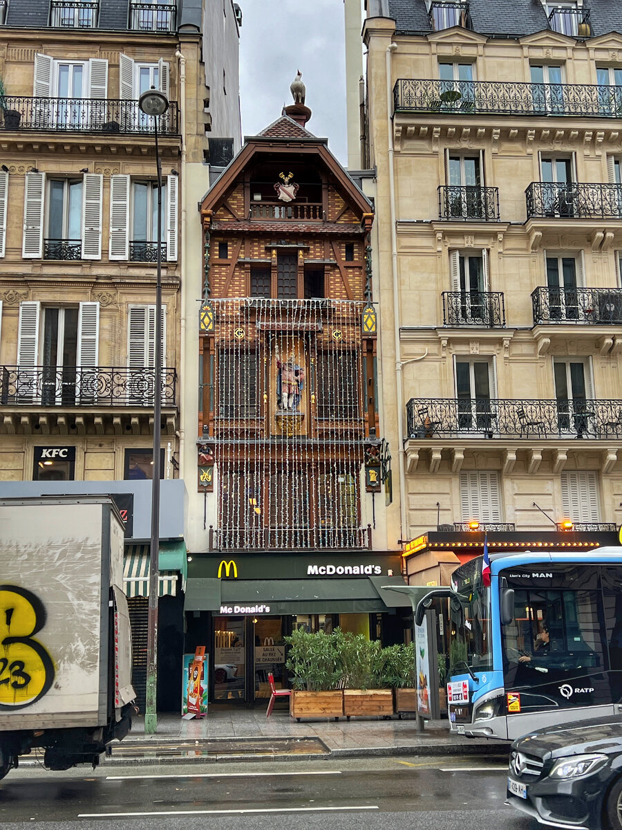Макдональдс на улице Сен Лазар в Париже. Фото автора