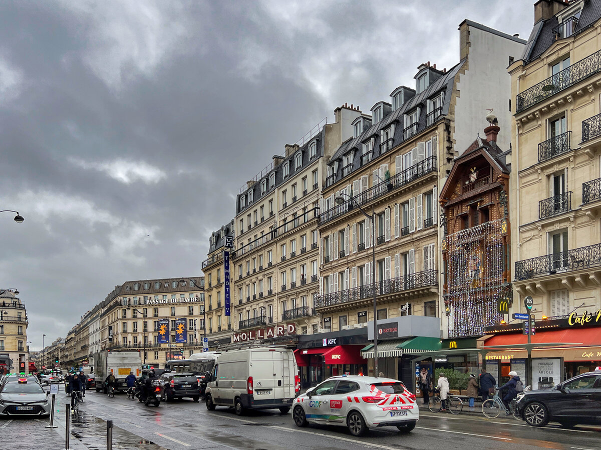 Макдональдс на улице Сен Лазар в Париже. Фото автора