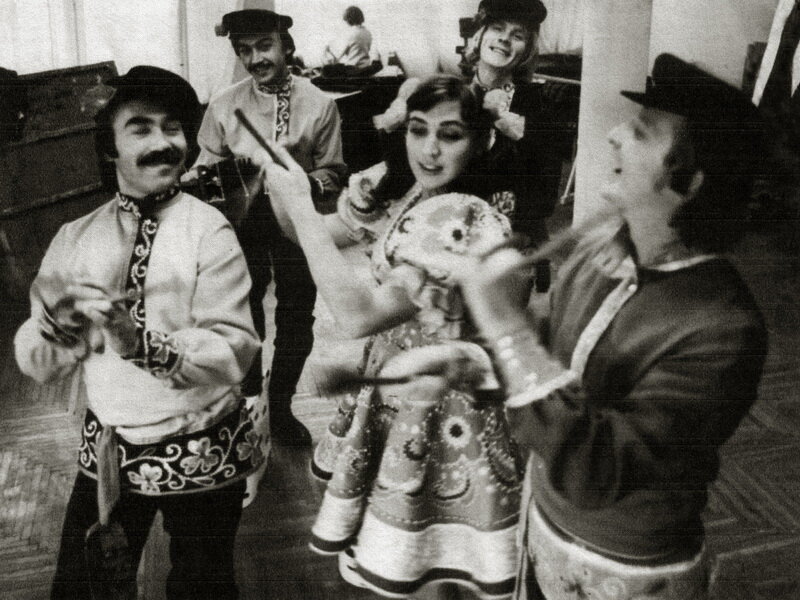 Жанна Рождественская в ансамбле "Саратовские гармошки".