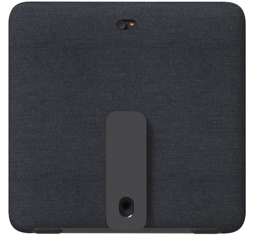 Через него можно ставить будильник, таймеры, музыку и кино и искать информацию в интернете — например, если хочется присмотреть рестораны рядом с домом, проверить загруженность дорог перед работой или приготовить блюдо на обед по видео рецепту. «Алиса» озвучит ответ и продублирует его на экране. В дисплей встроена камера, так что он также поддерживает видео звонки — например, через Telegram. Если камера не нужна, её можно закрыть специальной шторкой.