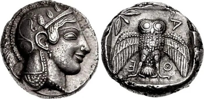 Афины. Около 469/5-460 гг. до н.э. Серебряная декадрахма. Аверс: Голова Афины, обращенная вправо, с фронтальным взглядом, в серьге с одной подвеской, ожерелье с подвесками и аттическом шлеме с гребнем. Реверс: Стоящая анфас сова с распростертыми крыльями; слева вверху веточка оливы и полумесяц; A Θ E («Афины») по часовой стрелке справа сверху. 31,5 мм, 43,38 г. Изображение: CNG.