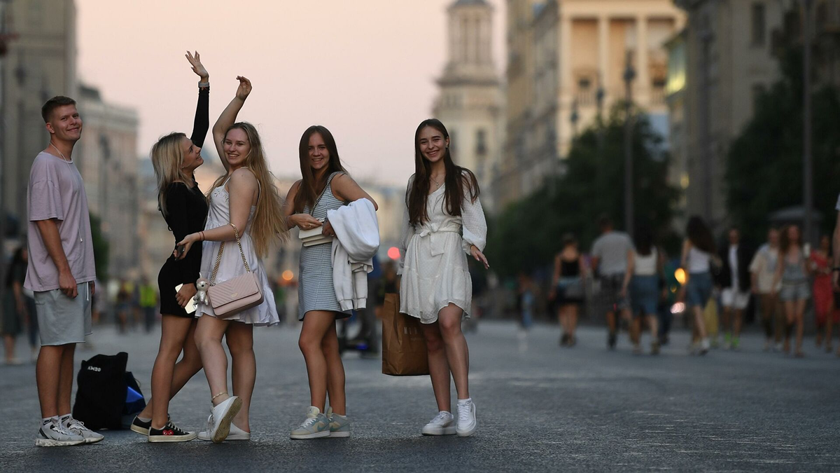 Люди на улице летом. Девушки Москвы. Молодежь на улице.