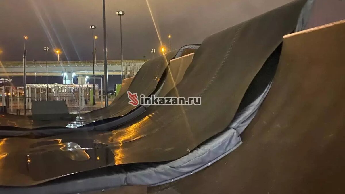     В Казани в экстрим-парке «Урам» вздулось покрытие на открытой площадки для самокатов. С подобным наблюдением в Inkazan обратилась читательница Мия.