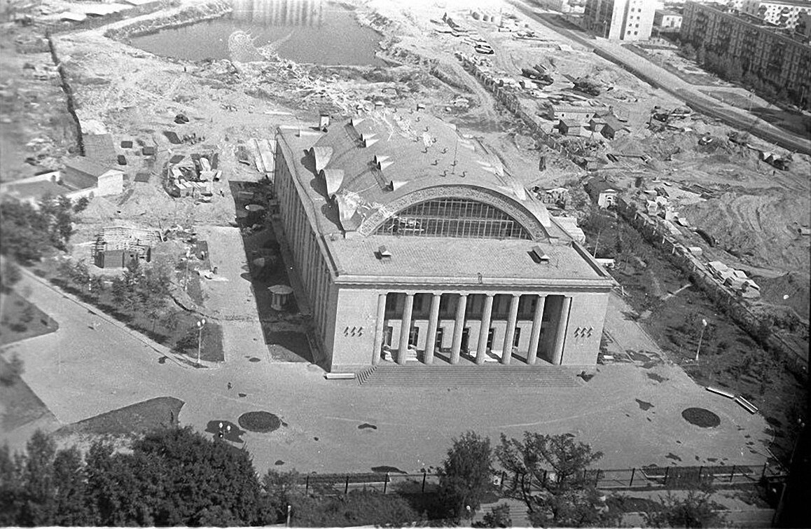 Строительство бассейна "Динамо" в Петровском парке, 1957. Фото отсюда: https://humus.livejournal.com