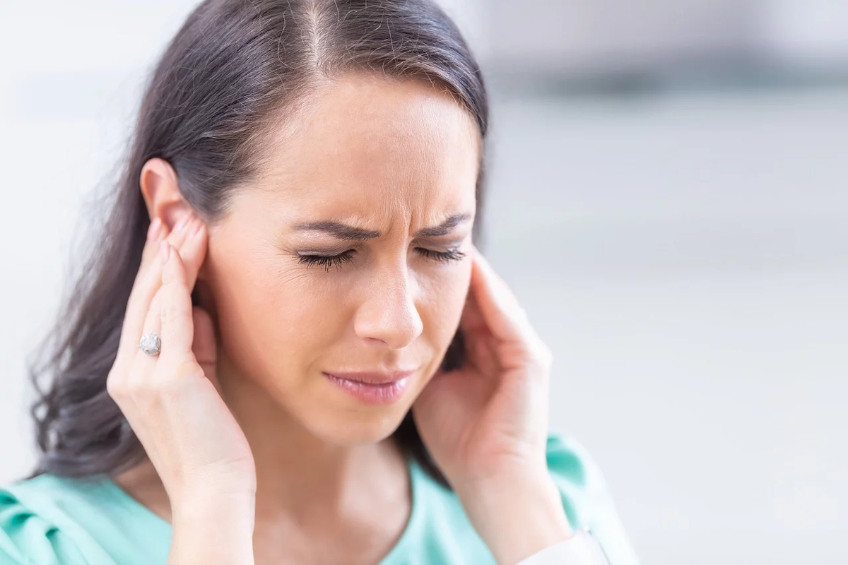 Симптомы закладывает уши. Снижение слуха. Тиннитус шум в ушах. Пониженный слух.