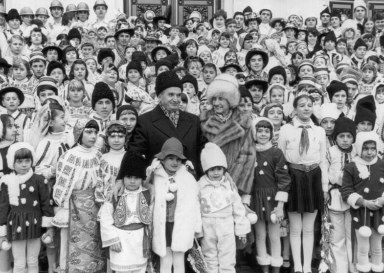 Николае и Елена Чаушеску среди румынских детей