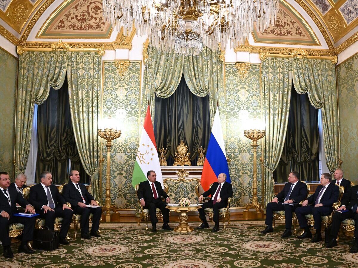    Президент РФ Владимир Путин и президент Таджикистана Эмомали Рахмон во время встречи в Москве© РИА Новости / Сергей Гунеев