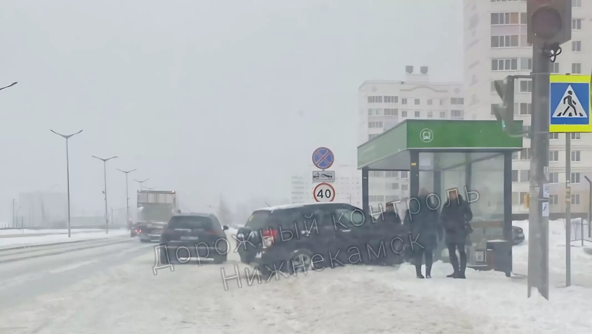     В Нижнекамске на проспекте Мира водитель за рулем Suzuki сбил стоявшую на остановке девушку. Об этом говорится в сообщении Telegram-канала «Татвижн».