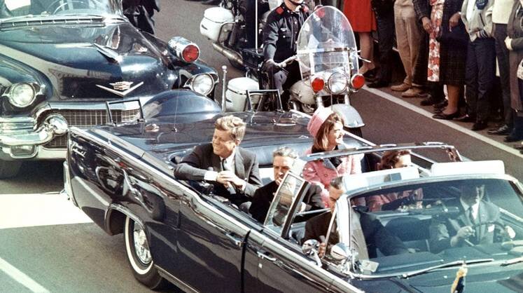    Walt Cisco/ Dallas Morning News/ public domain Президент США (1961 — 22 ноября 1963 года) Джон Кеннеди во время поездки в Даллас, столицу штата Техас, за мгновения до выстрелов, оказавшихся смертельными