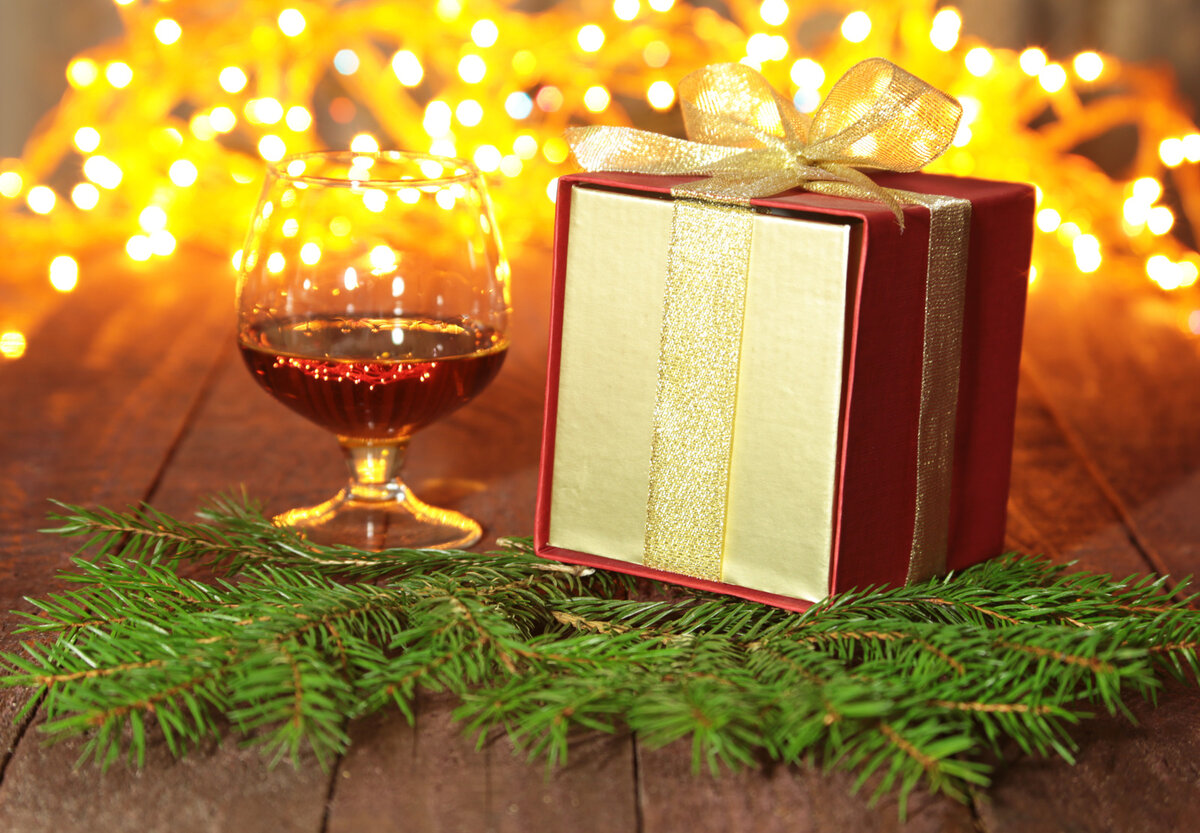 Качественный коньяк в подарок способен порадовать как женщин, так и мужчин. Во Франции этот напиток нередко сравнивают с красивой юной девушкой 