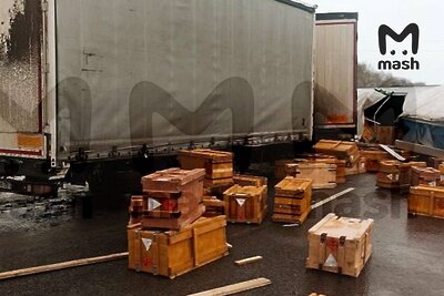    Гружённая взрывчаткой фура "Спецсвязи" попала в ДТП на трассе под Пензой ©Telegram-канал "Mash"