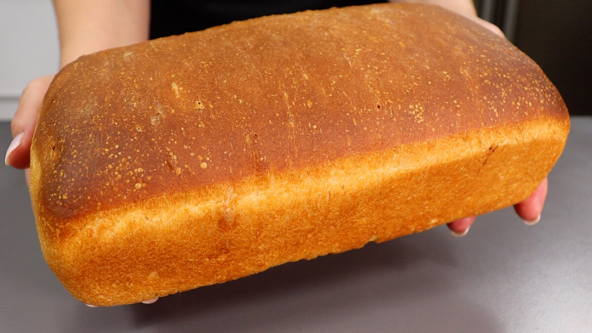 Уверена, что многие на завтрак едят бутерброды, поэтому сегодня расскажу, как приготовить тостовый хлеб с тонкой хрустящей корочкой, воздушным, пористым и влажным мякишем.