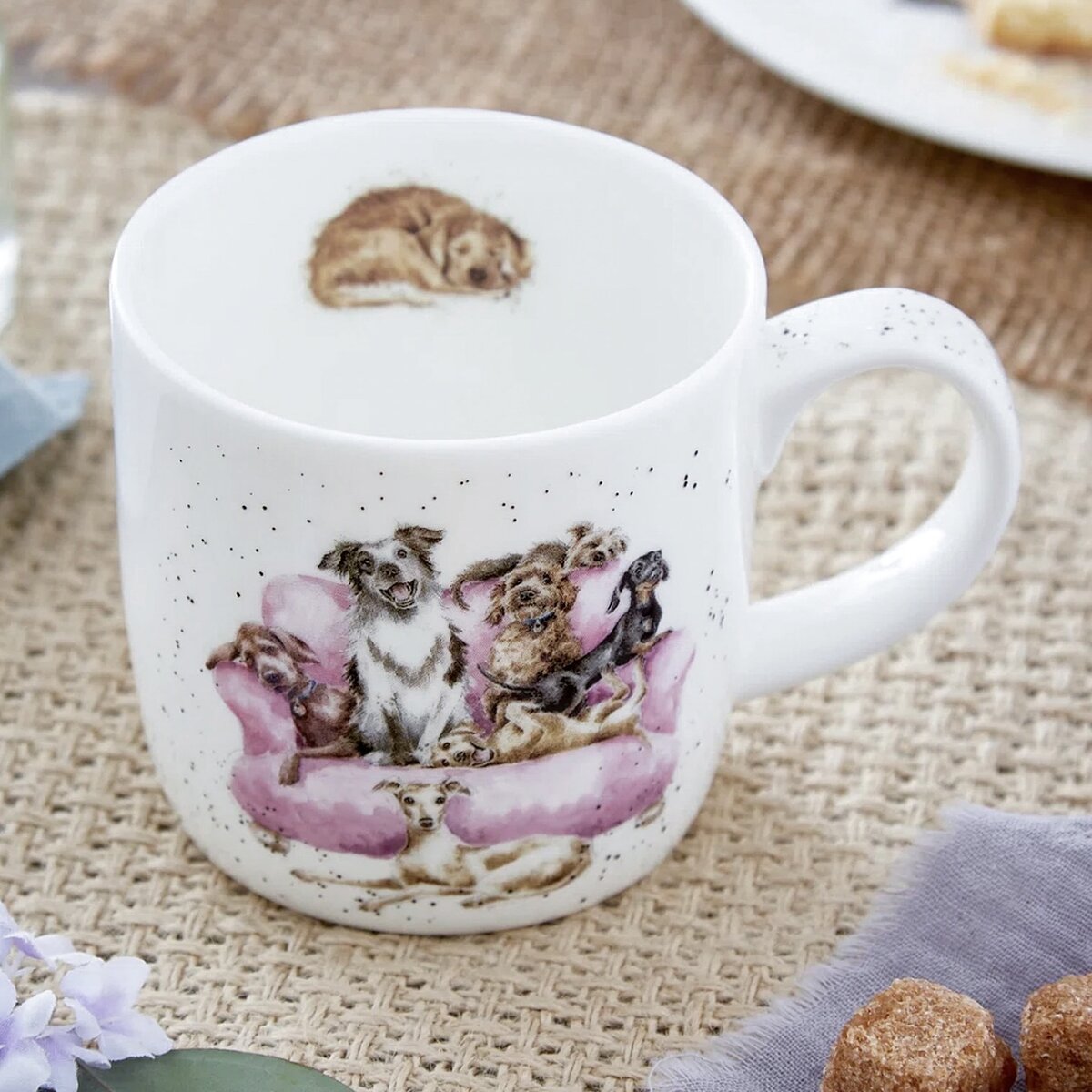 Рисунки Ханны Дейл такие добрые — на них пёсикам даже разрешают валяться на диване.
А брызги акварели создают ощущение, что посуда расписана вручную