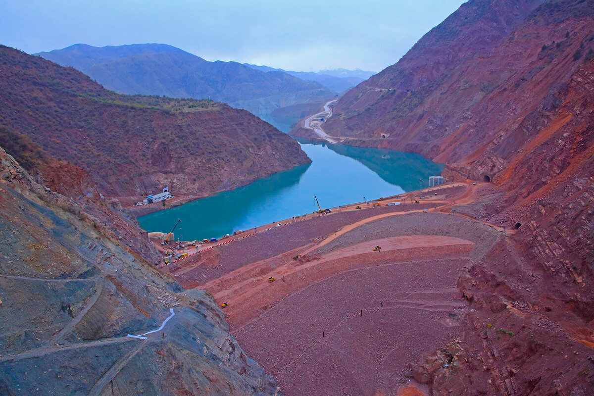 Плотина в Таджикистане