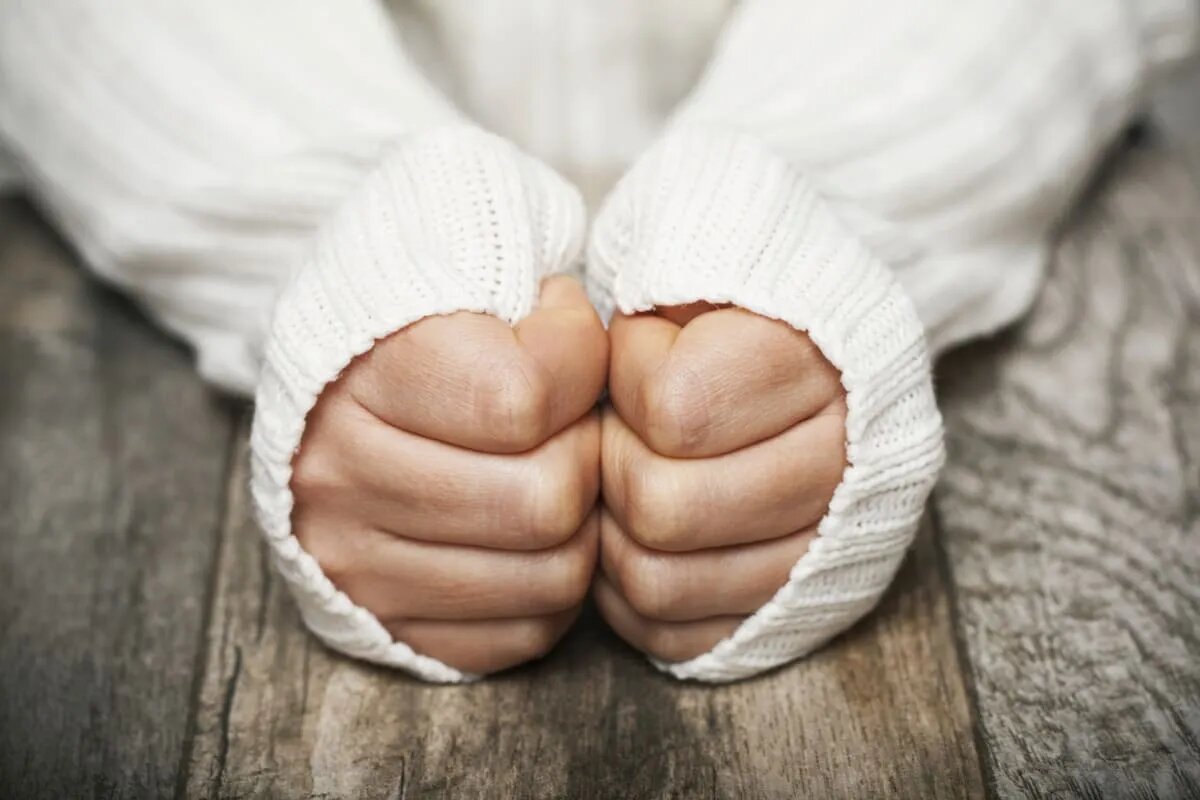 Холодные руки и ноги: Комаровский развеял миф о температуре у детей
