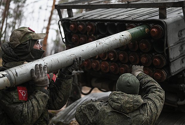    Военнослужащие гвардейского мотострелкового полка ЦВО заряжают РСЗО БМ-21 «Град». Фото: Станислав Красильников / РИА Новости