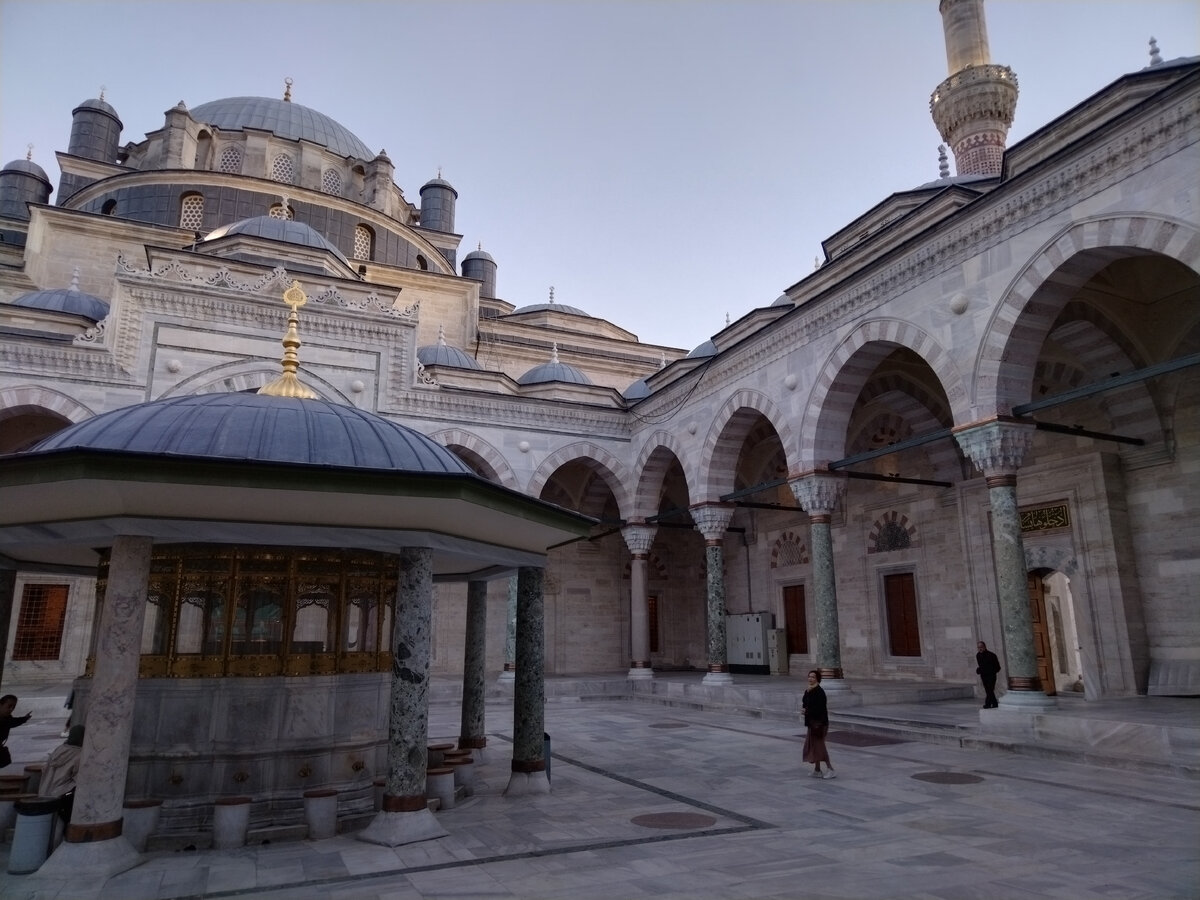 Двор мечети Баезид, на первом плане слева - обязательный для мечетей "фонтан" - краники для умывания перед молитвой