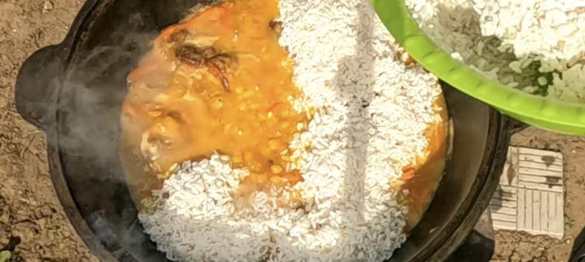 Кладём рис 