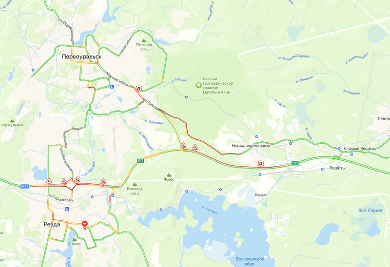    В сторону Первоуральска образовалась десятибалльная пробка, которая начинается от станции Хрустальной