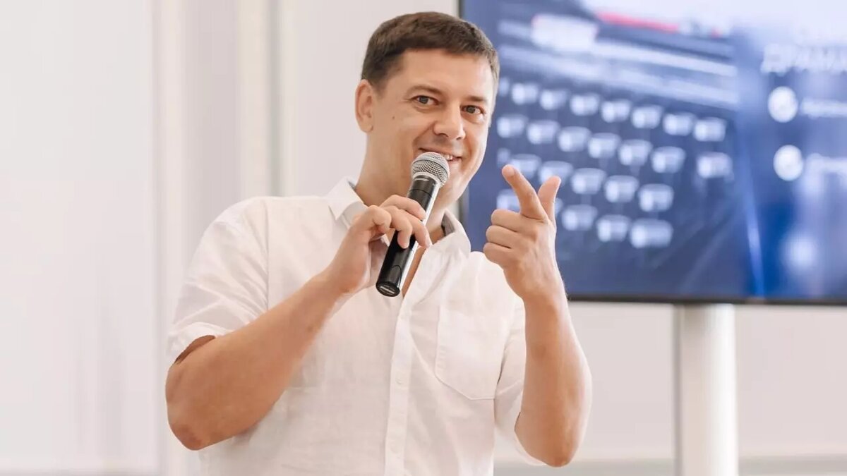     Режиссер из Нижнего Новгорода Арсений Гончуков пожаловался, что не может знакомиться с девушками из-за своей известности. Пост на эту тему он выложил в своем Telegram-канале.