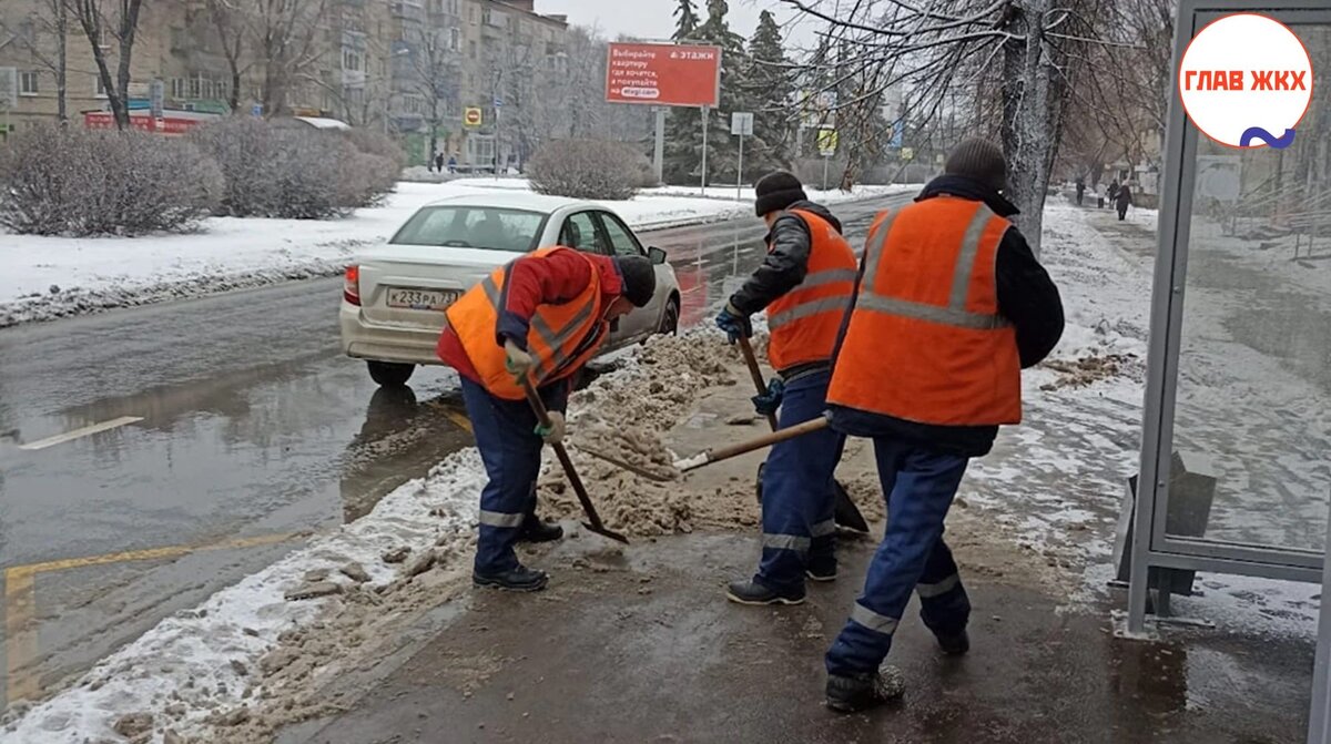 На расчистку снега в Ульяновске вышли больше тысячи дворников 