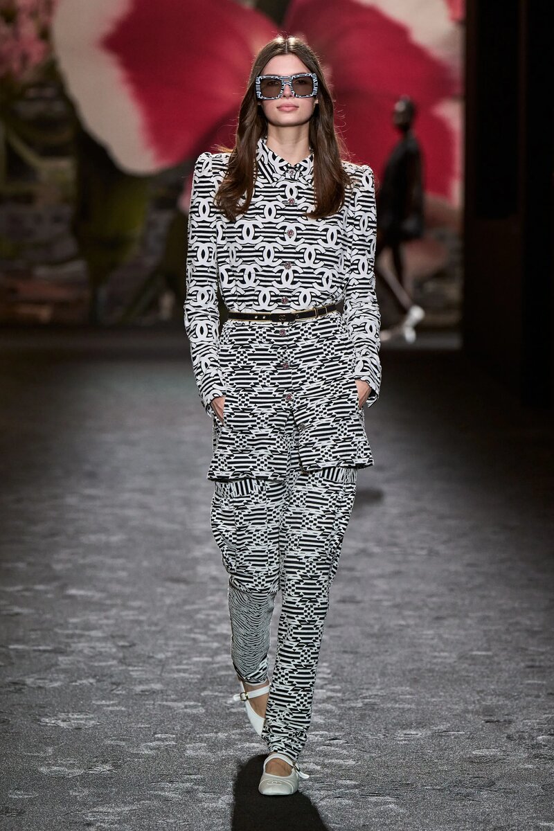 Показ последней коллекции chanel. Коллекция шанель 2024. Chanel cruise 2024. Лос анджелес шанель. Шанель коллекция спальная.