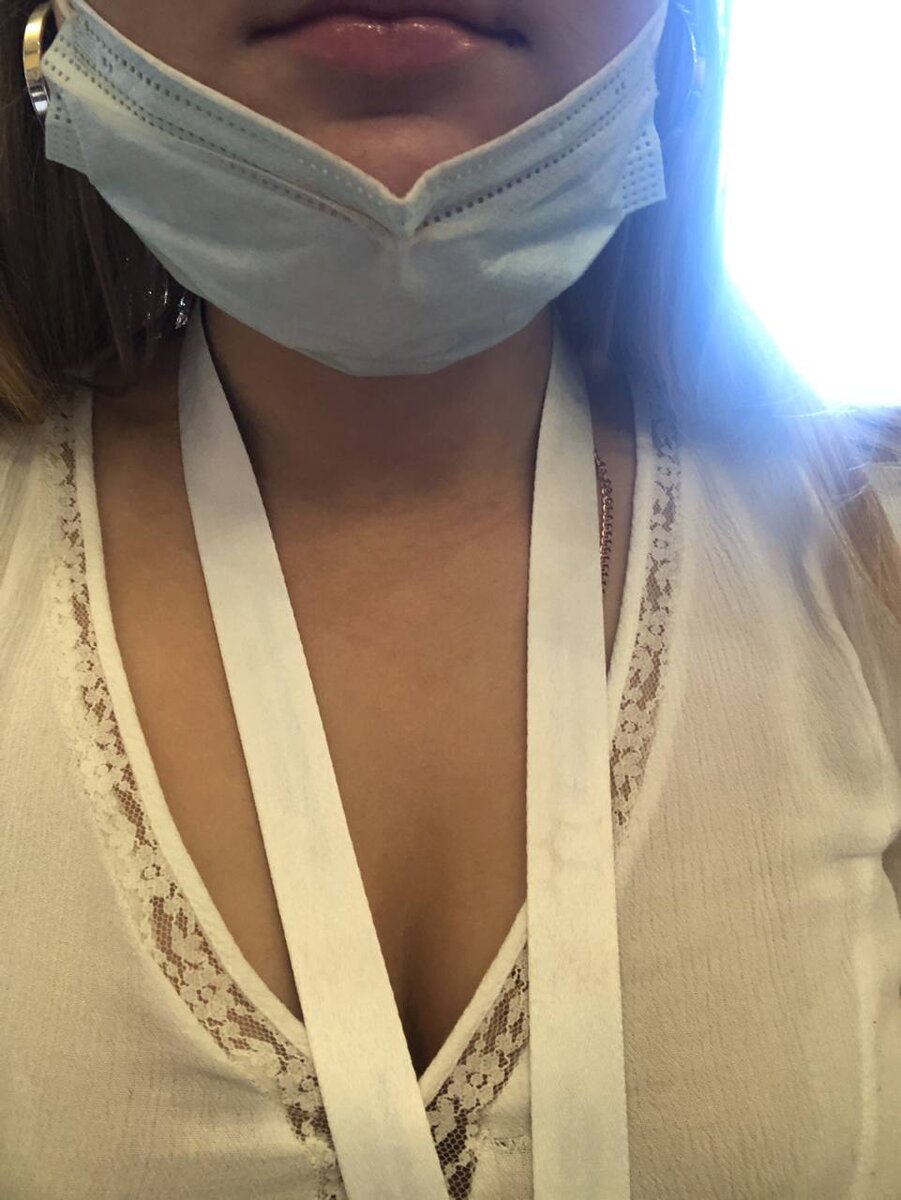 В сентябре 21 года ещё сидели с мужем на выборах. Бюллетени раздавали, говорили, где подписи ставить. Ещё в маске. И на шее висит бейджик с ФИО. До сих пор его храню.