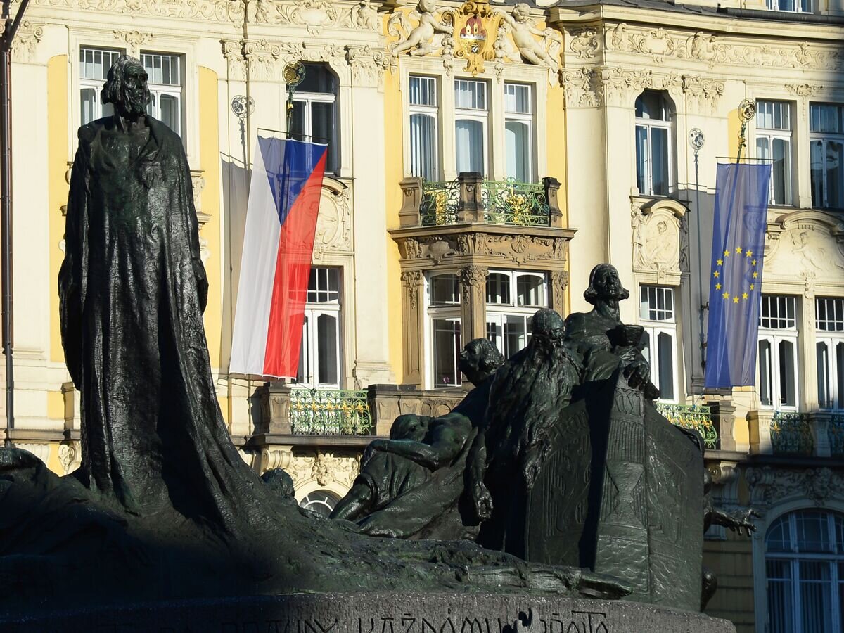    Флаги Чехии и ЕС на Староместской площади в Праге© РИА Новости / Алексей Витвицкий