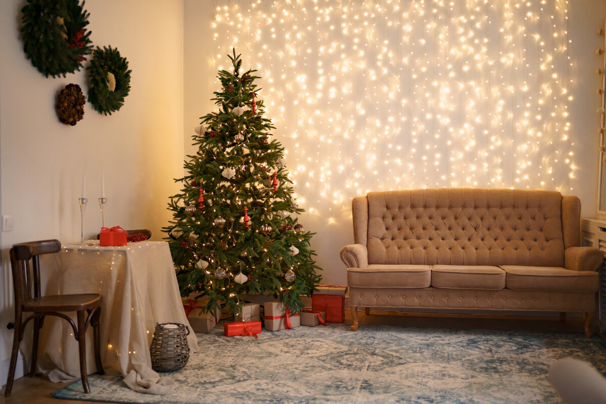     Добавляем в дом свет и новогоднее настроение: как повесить гирлянду на стену, не повредив ее