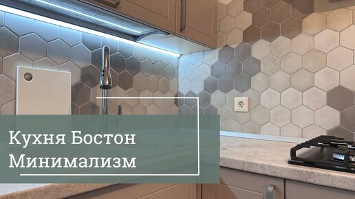 Особенности планировки П образной кухни с островом и лаконичными фасадами из эмали.