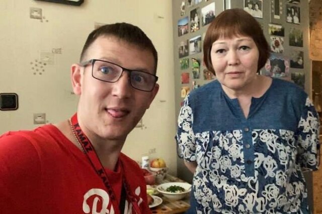    Николай в гостях у своей матери. Фото: Социальная сеть "ВКонтакте"/ Николай Галенко