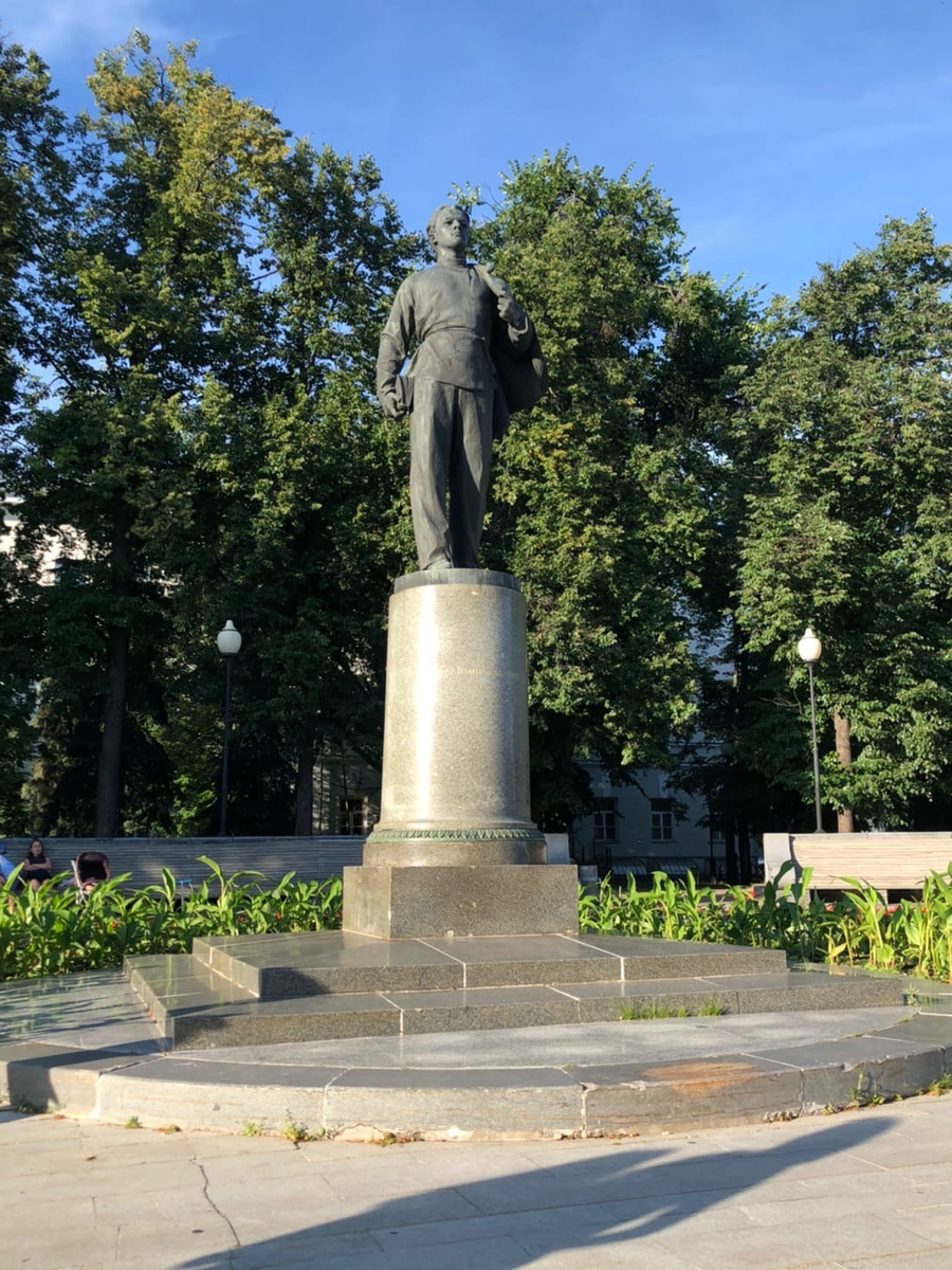 Лето, а юный Володя Ульянов всё ещё идёт в университет в Казани